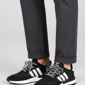 Gri pantolon ve siyah beyaz şeritli spor ayakkabı kombini