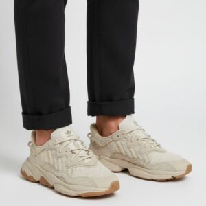 Siyah pantolon ve krem rengi kalın tabanlı spor ayakkabı kombini