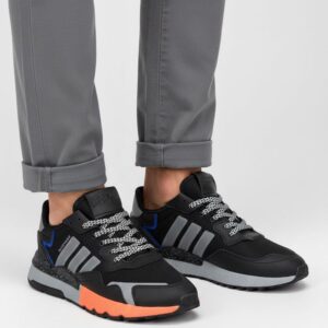 Gri pantolon ve turuncu mavi detaylı siyah spor ayakkabı kombini