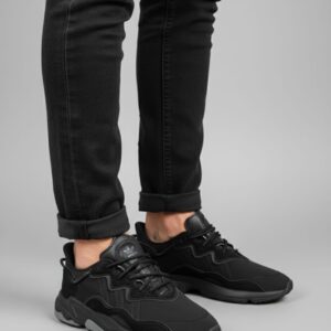 Siyah dar paça pantolon ve siyah kalın tabanlı spor ayakkabı kombini