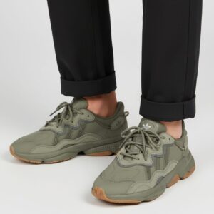 Siyah pantolon ve haki yeşil kalın tabanlı spor ayakkabı kombini