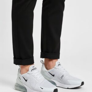 Siyah pantolon ve jel tabanlı beyaz spor ayakkabı kombini