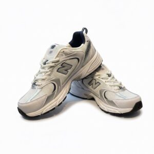 Beyaz fileli ve gümüş şeritli erkek retro spor ayakkabı