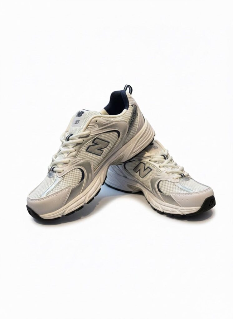 Beyaz fileli ve gümüş şeritli erkek retro spor ayakkabı