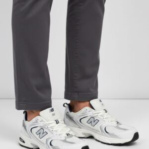 Gri pantolon ve beyaz gümüş detaylı retro spor ayakkabı kombini