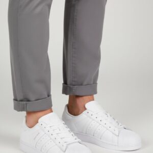 Gri pantolon ve tam beyaz midye burunlu spor ayakkabı kombini