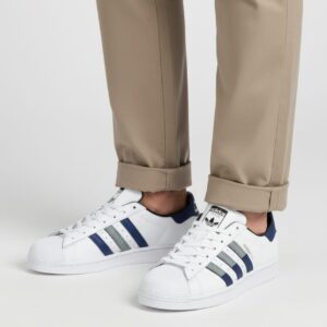 Bej pantolon ve beyaz midye burunlu spor ayakkabı kombini