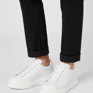 Siyah pantolon ve beyaz oversize sneaker kombini