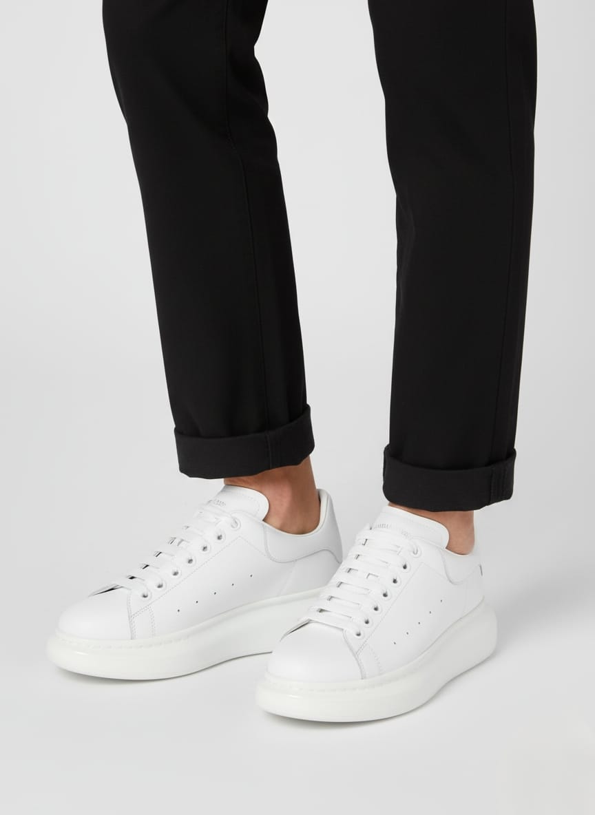 Beyaz Kalın Taban Ayakkabı Kombin Siyah pantolon ve beyaz oversize sneaker kombini