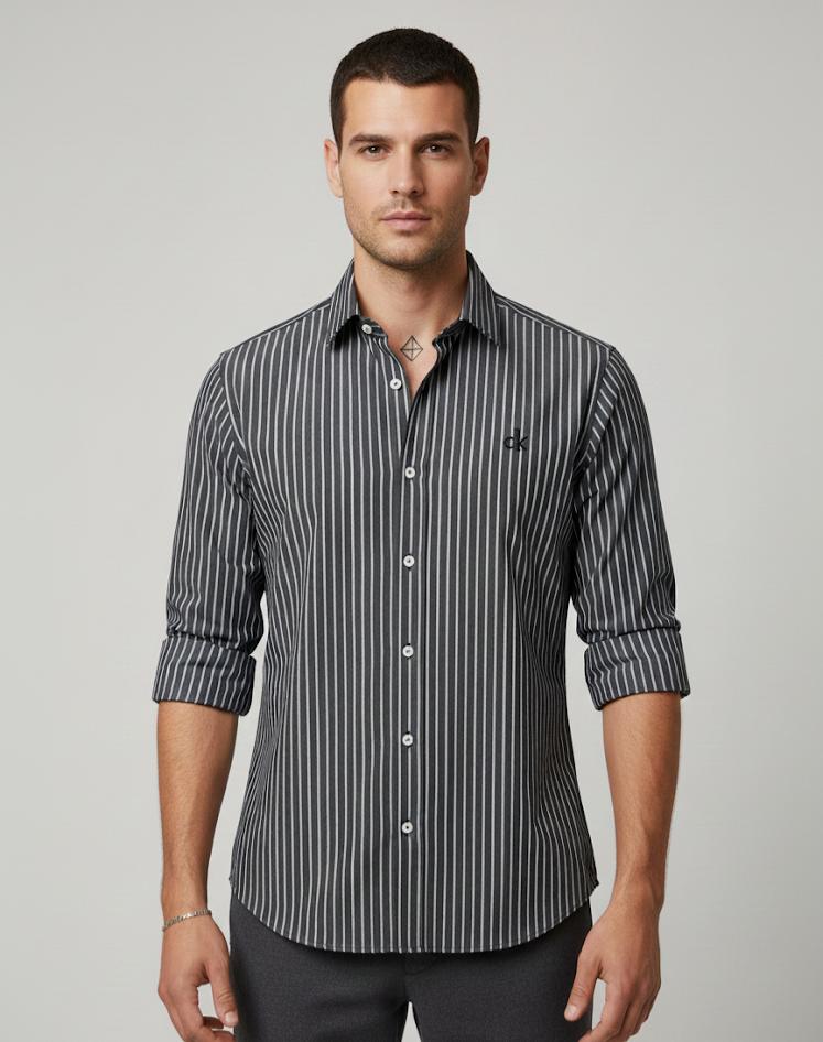 Siyah beyaz ince çizgili slim fit gömlek ve gri pantolon kombini