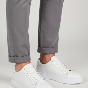 Gri pantolon ve beyaz dokulu deri sneaker kombini