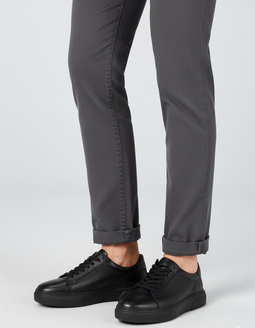 Siyah Dokulu Ayakkabı Kombin Gri pantolon ve tam siyah dokulu deri sneaker kombini