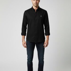 Siyah beyaz çapa nakışlı uzun kollu erkek gömlek ve koyu jean kombini