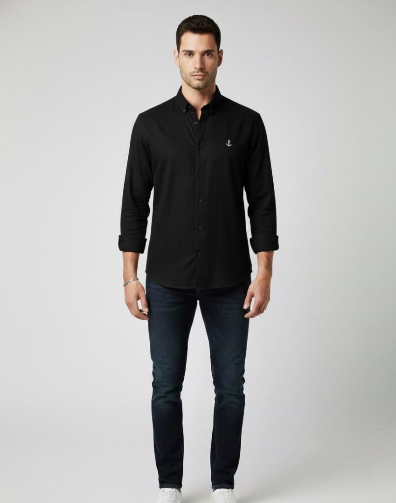 Siyah beyaz çapa nakışlı uzun kollu erkek gömlek ve koyu jean kombini