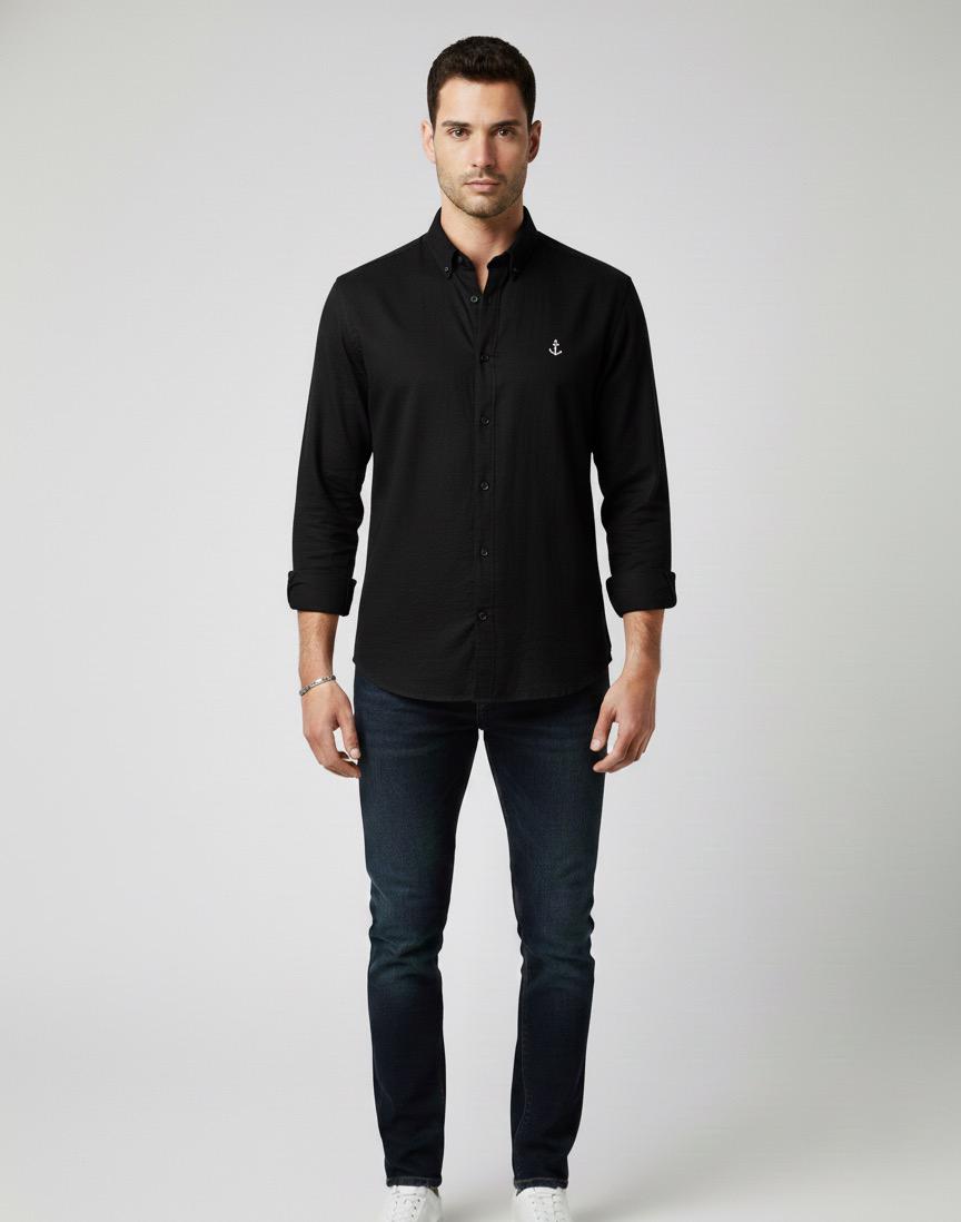 Erkek Siyah Çapa Desenli Gömlek Siyah beyaz çapa nakışlı uzun kollu erkek gömlek ve koyu jean kombini