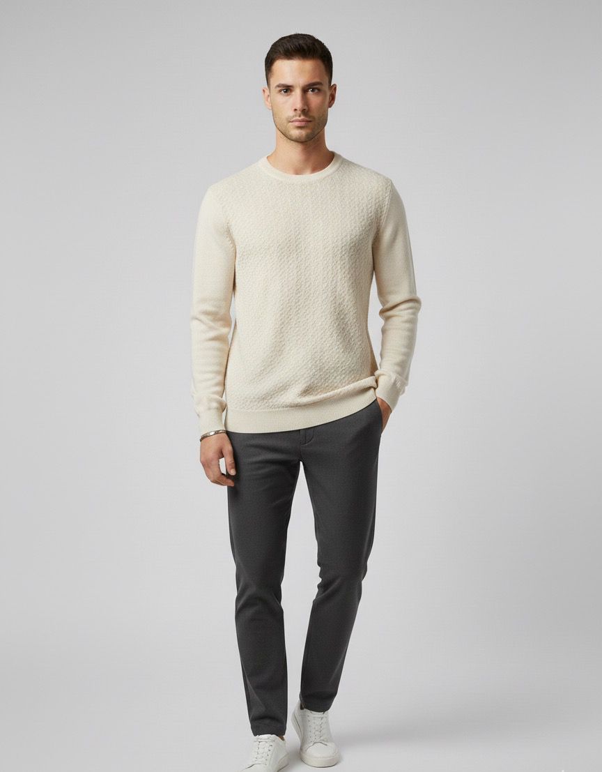 Erkek Krem Bisiklet Yaka Krem dokulu örgü bisiklet yaka kazak ve koyu gri pantolon kombini