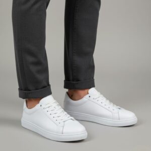 Gri pantolon ve beyaz düz erkek sneaker kombini