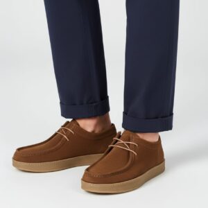 Lacivert pantolon ve taba rengi süet spor kundura kombini