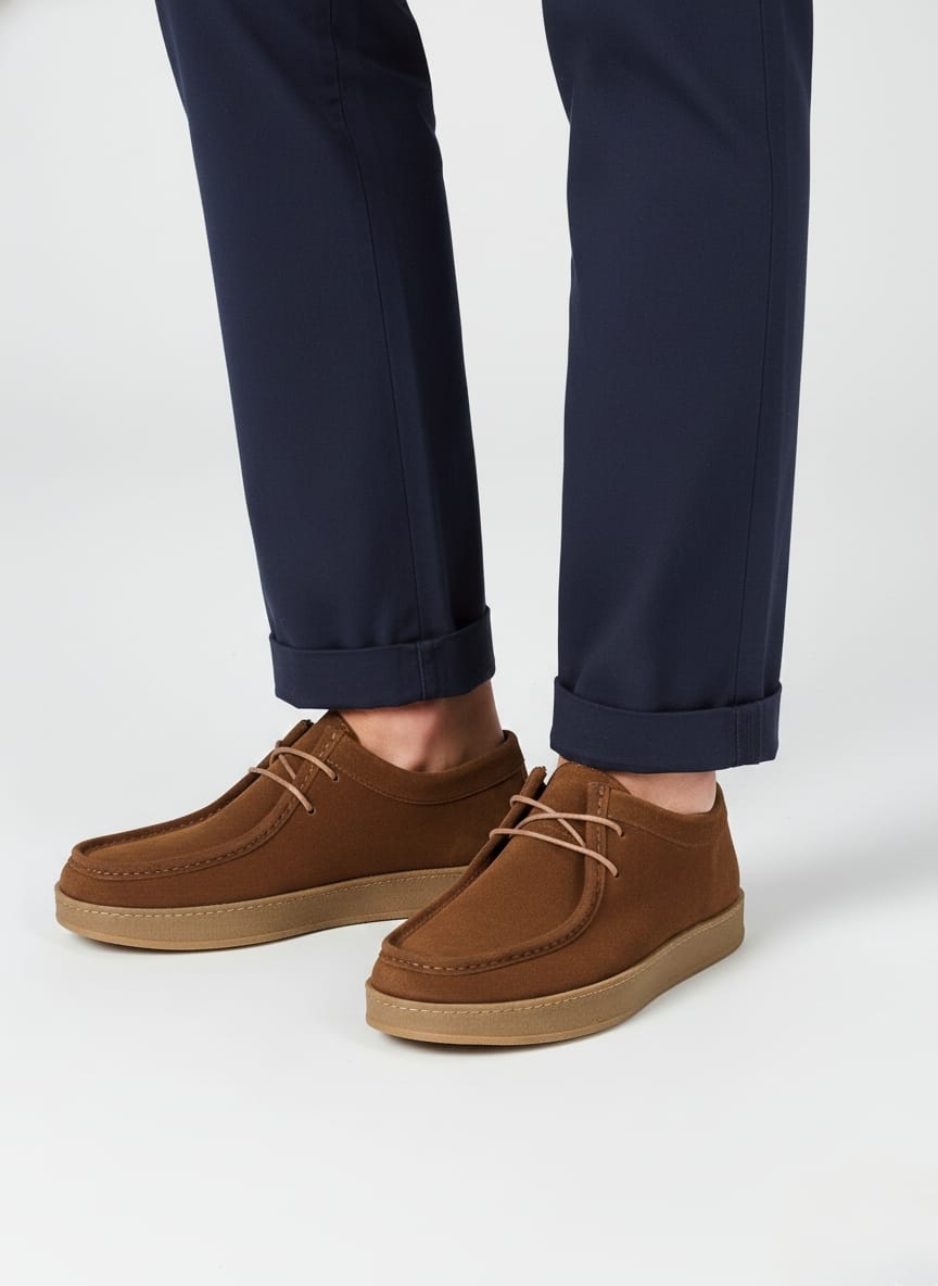 Taba Spor Kundura Kombin Lacivert pantolon ve taba rengi süet spor kundura kombini