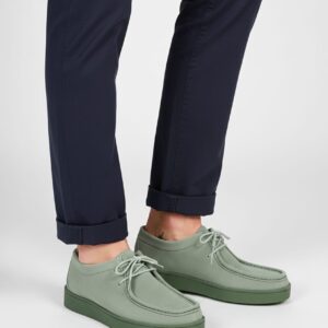 Lacivert pantolon ve yeşil süet spor kundura kombini