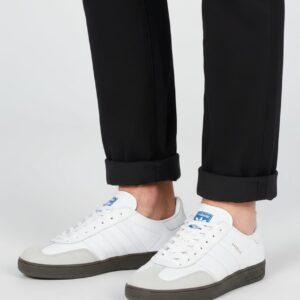 Siyah pantolon ve beyaz gri burunlu spor ayakkabı kombini