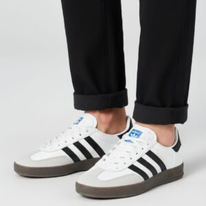 Siyah pantolon ve beyaz siyah şeritli spor ayakkabı kombini