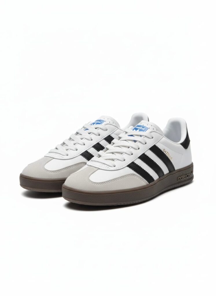 Beyaz siyah şeritli ve gri süet burunlu erkek spor ayakkabı