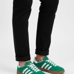 Siyah pantolon ve yeşil süet spor ayakkabı kombini