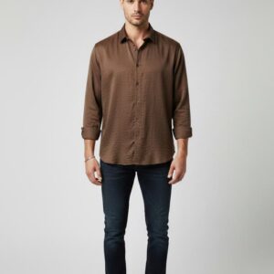 Kahverengi dokulu kumaş gömlek ve koyu lacivert jean kombini