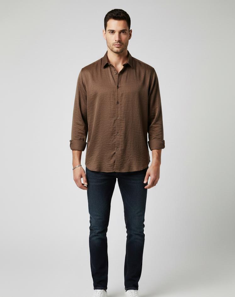 Kahverengi dokulu kumaş gömlek ve koyu lacivert jean kombini