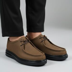 Siyah pantolon ve koyu kahve spor kundura kombini