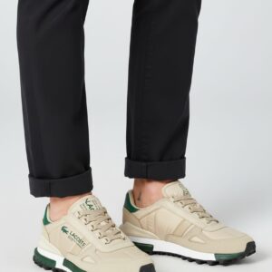 Siyah pantolon ve bej yeşil detaylı spor ayakkabı kombini