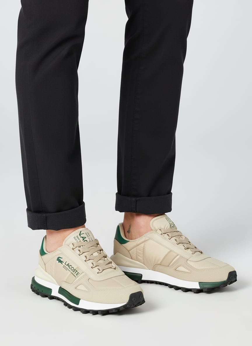 Bej Yeşil Ayakkabı Kombin Siyah pantolon ve bej yeşil detaylı spor ayakkabı kombini