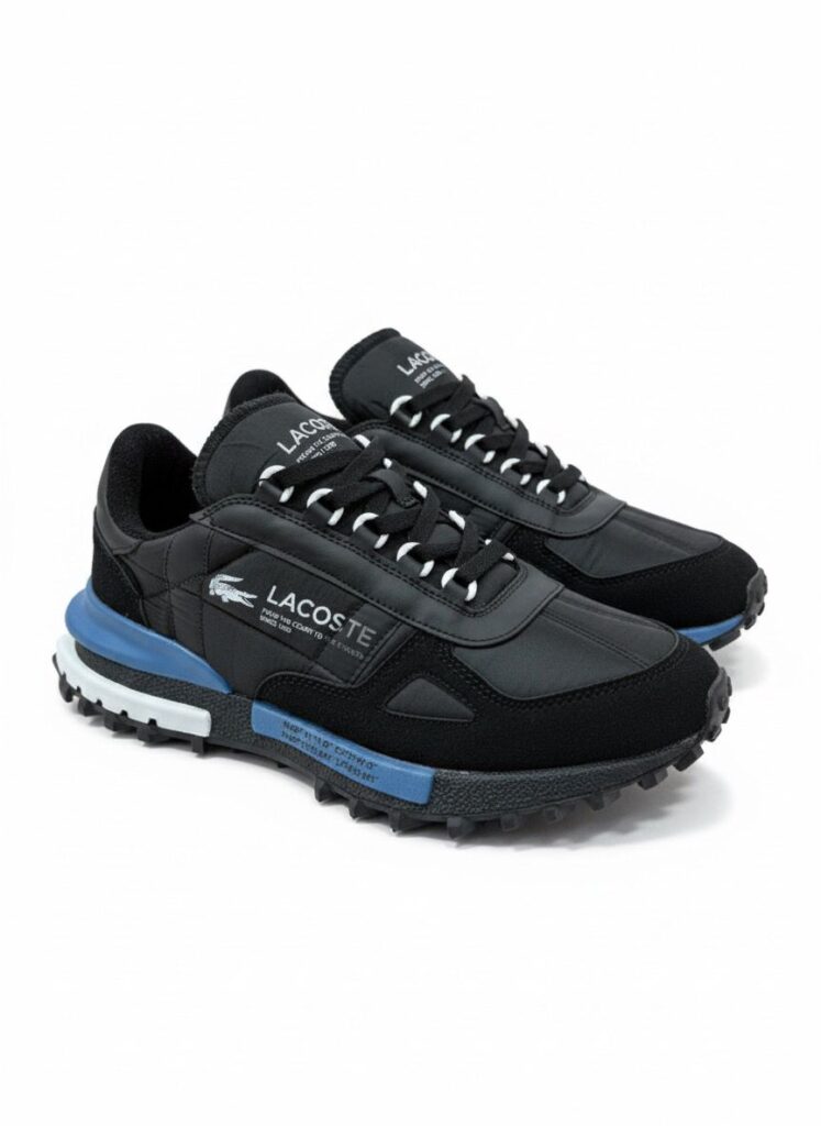 Antrasit pantolon ve siyah mavi detaylı tırtıklı taban sneaker kombini