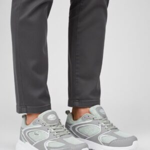 Gri pantolon ve fileli gri spor ayakkabı kombini