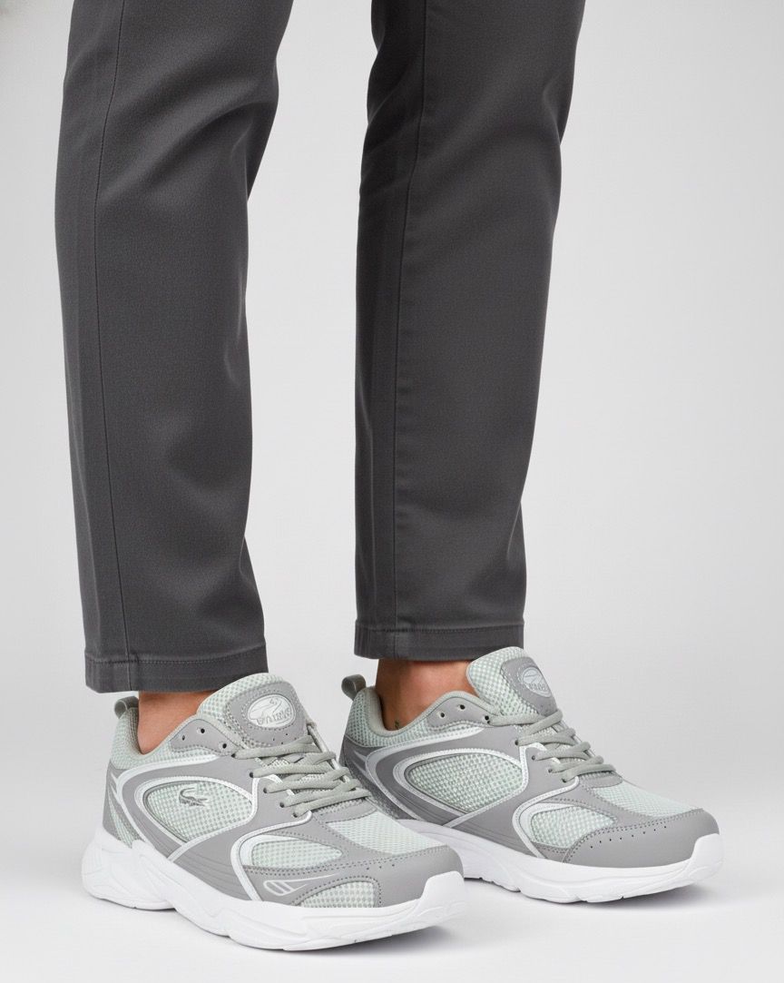 Fileli Spor Ayakkabı Kombin Gri pantolon ve fileli gri spor ayakkabı kombini