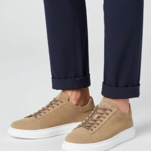 Lacivert pantolon ve vizon süet delikli sneaker kombini