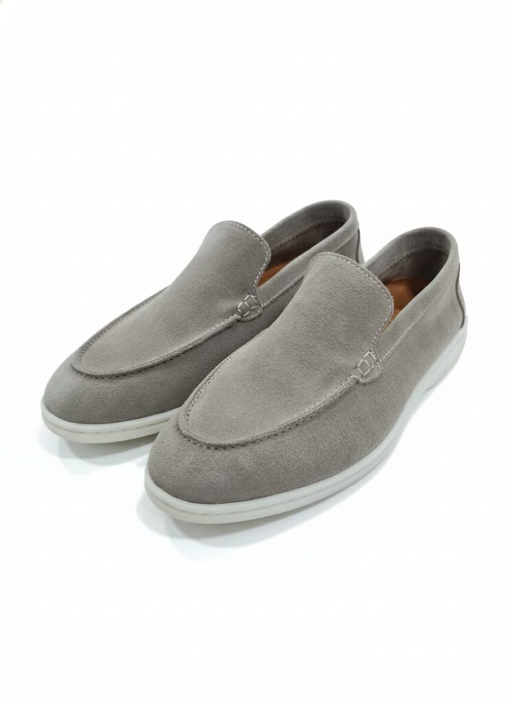 Lacivert pantolon ve gri süet loafer kombini