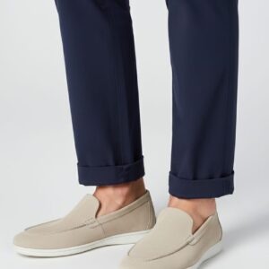 Lacivert pantolon ve bej süet loafer kombini