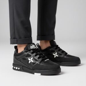 Gri pantolon ve siyah çiçek desenli sneaker kombini