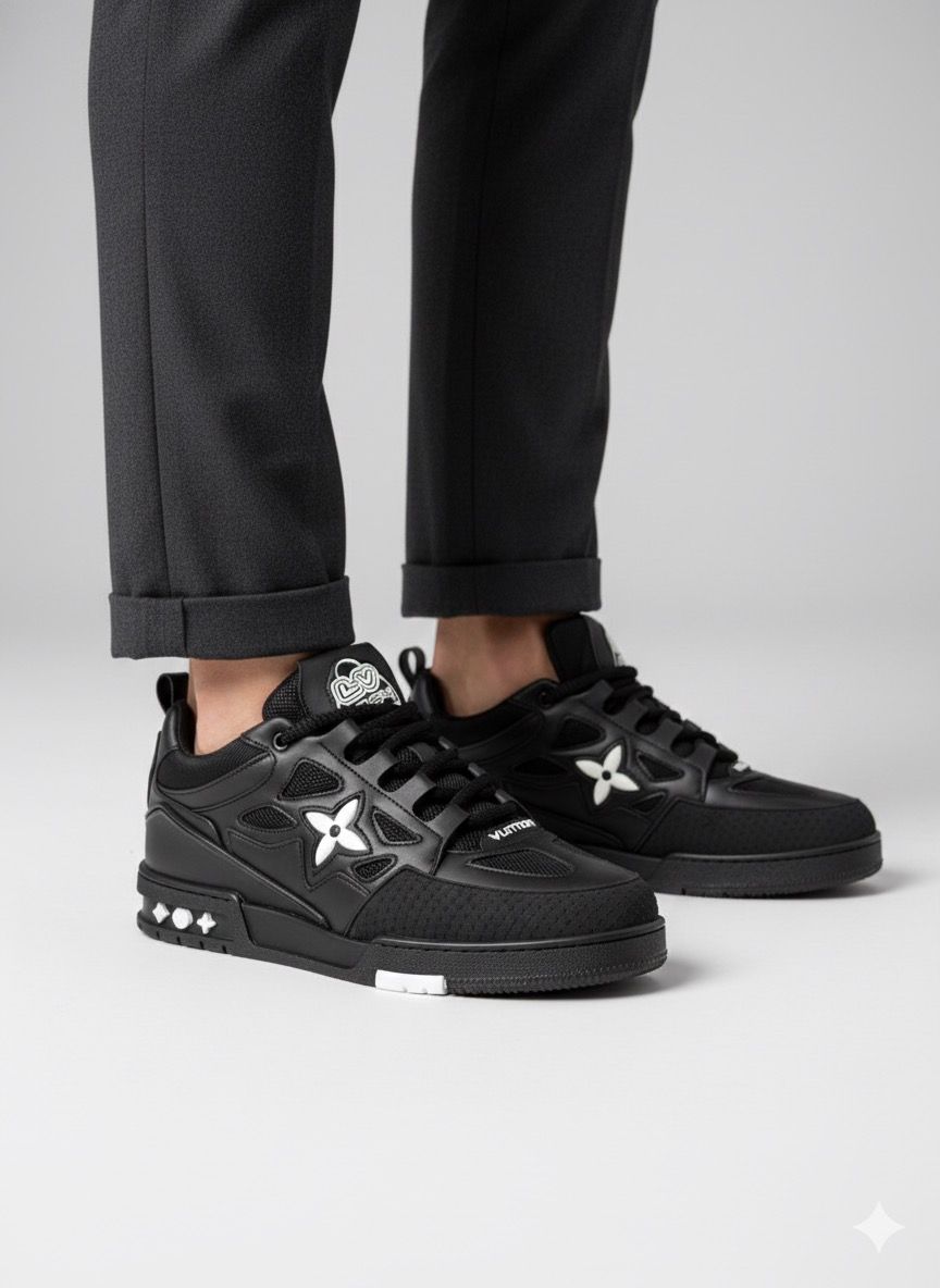 Siyah Desenli Ayakkabı Kombin Gri pantolon ve siyah çiçek desenli sneaker kombini