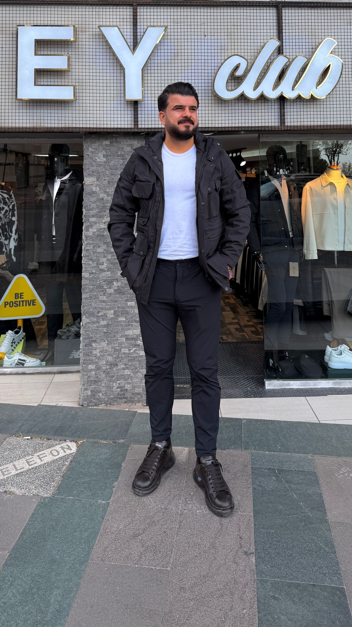 Erkek Siyah Kapüşonlu Kargo Ceket Siyah kargo ceket ön duruş erkek modeli