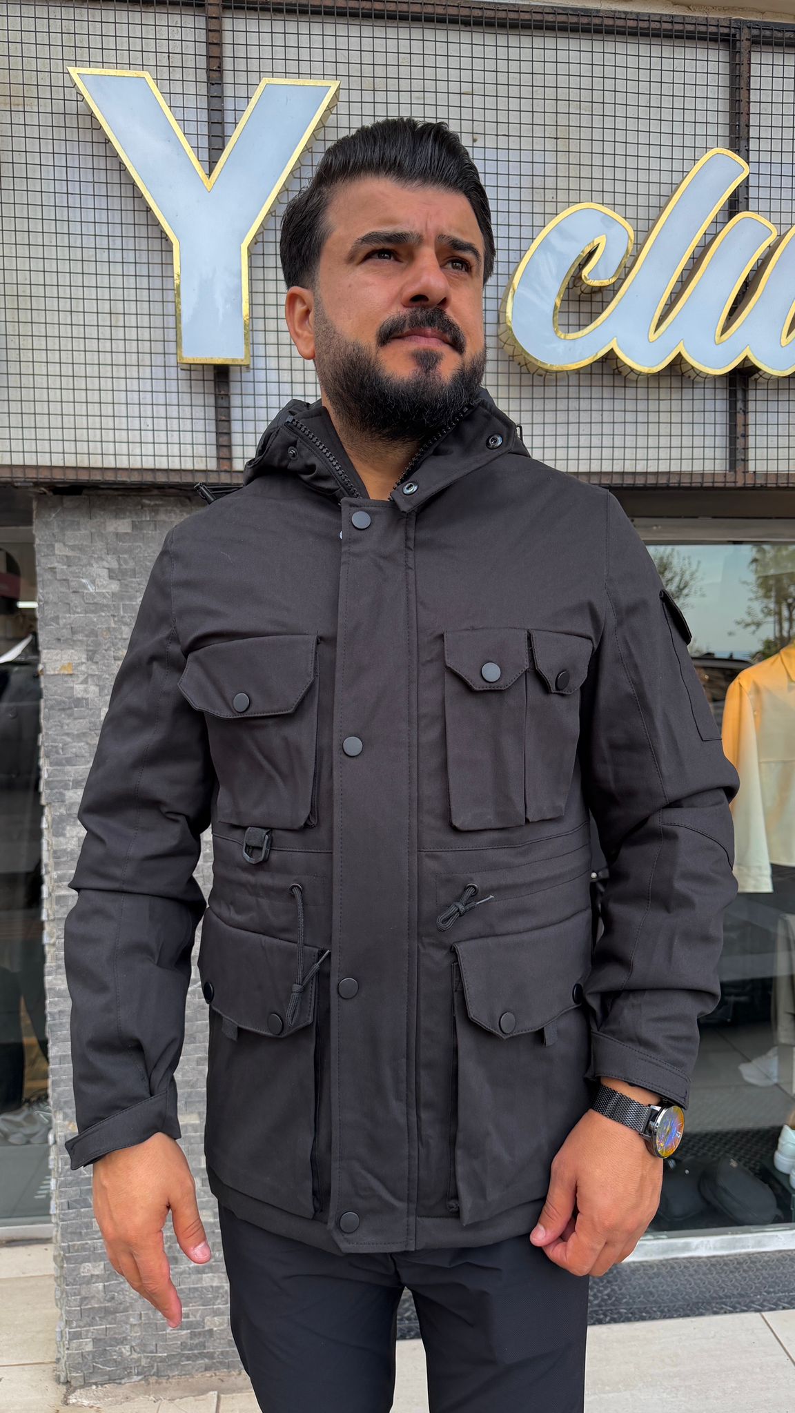 Siyah Kargo Ceket Detayları Siyah kargo ceket kapüşon ve cep detayları