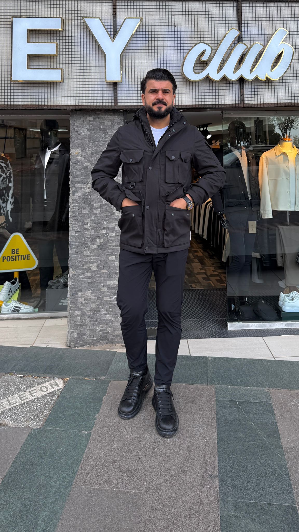 Erkek Siyah Kargo Ceket Siyah kapüşonlu cepli erkek kargo ceket kombini