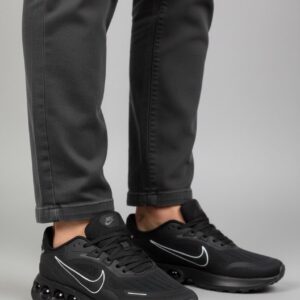 Gri pantolon ve siyah hava kapsüllü spor ayakkabı kombini