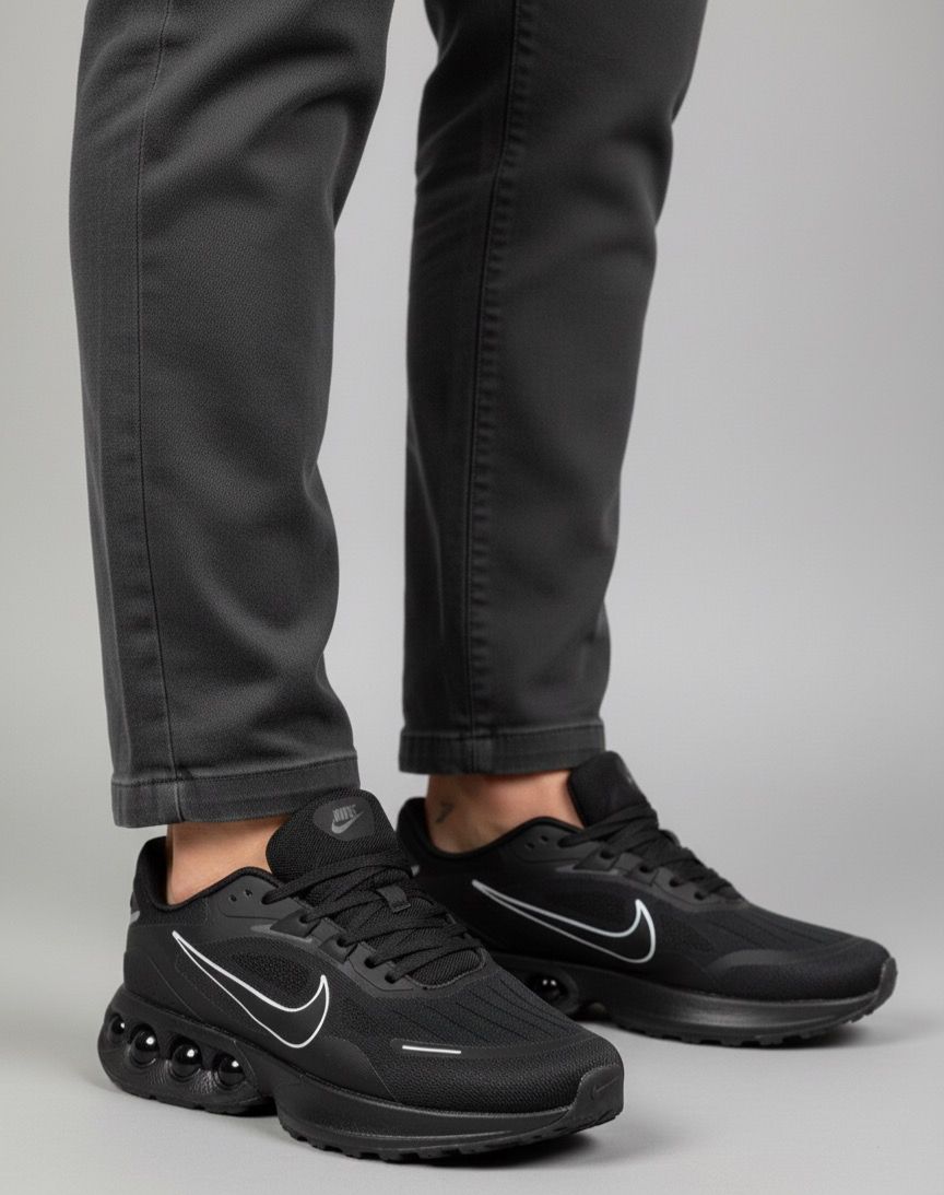 Hava Kapsüllü Ayakkabı Kombin Gri pantolon ve siyah hava kapsüllü spor ayakkabı kombini