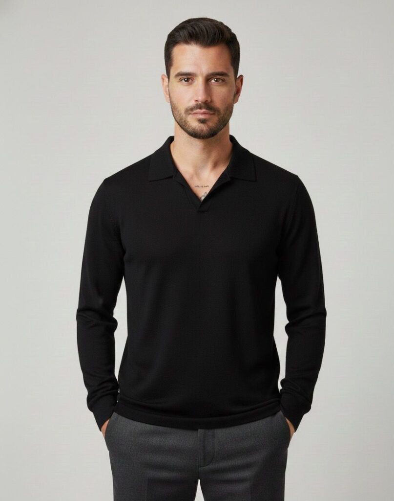 Siyah uzun kollu polo yaka tişört ve gri pantolon kombini