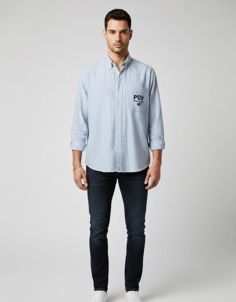 Mavi beyaz çizgili ve cep üzeri logo baskılı erkek gömlek