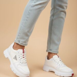 Mavi jean pantolon ve üçgen logolu beyaz sneaker kombini