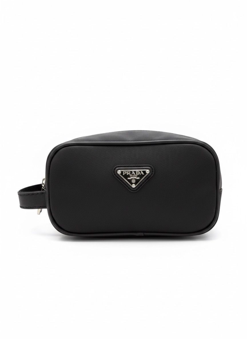 Erkek Siyah Üçgen Plakalı Pouch Siyah teknik kumaş üçgen metal plakalı erkek seyahat çantası